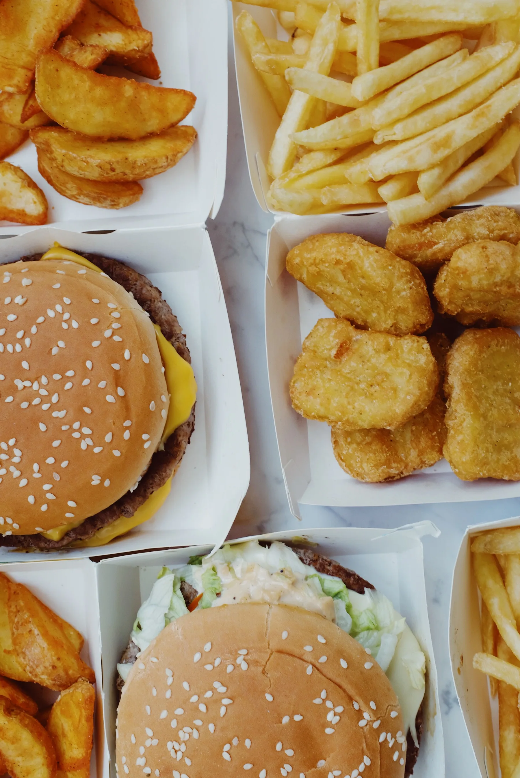 Hamburguesas y acompañamientos servidos en bandejas