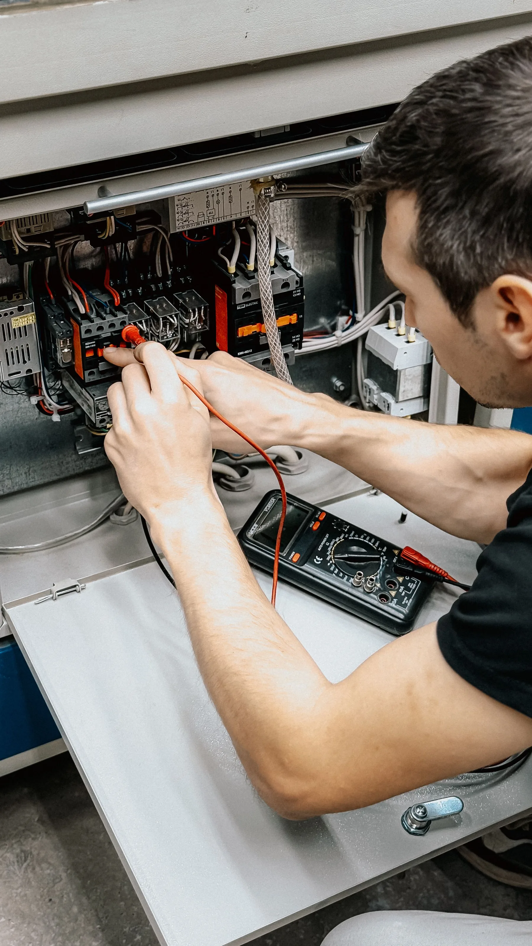 Técnico revisando un tablero eléctrico