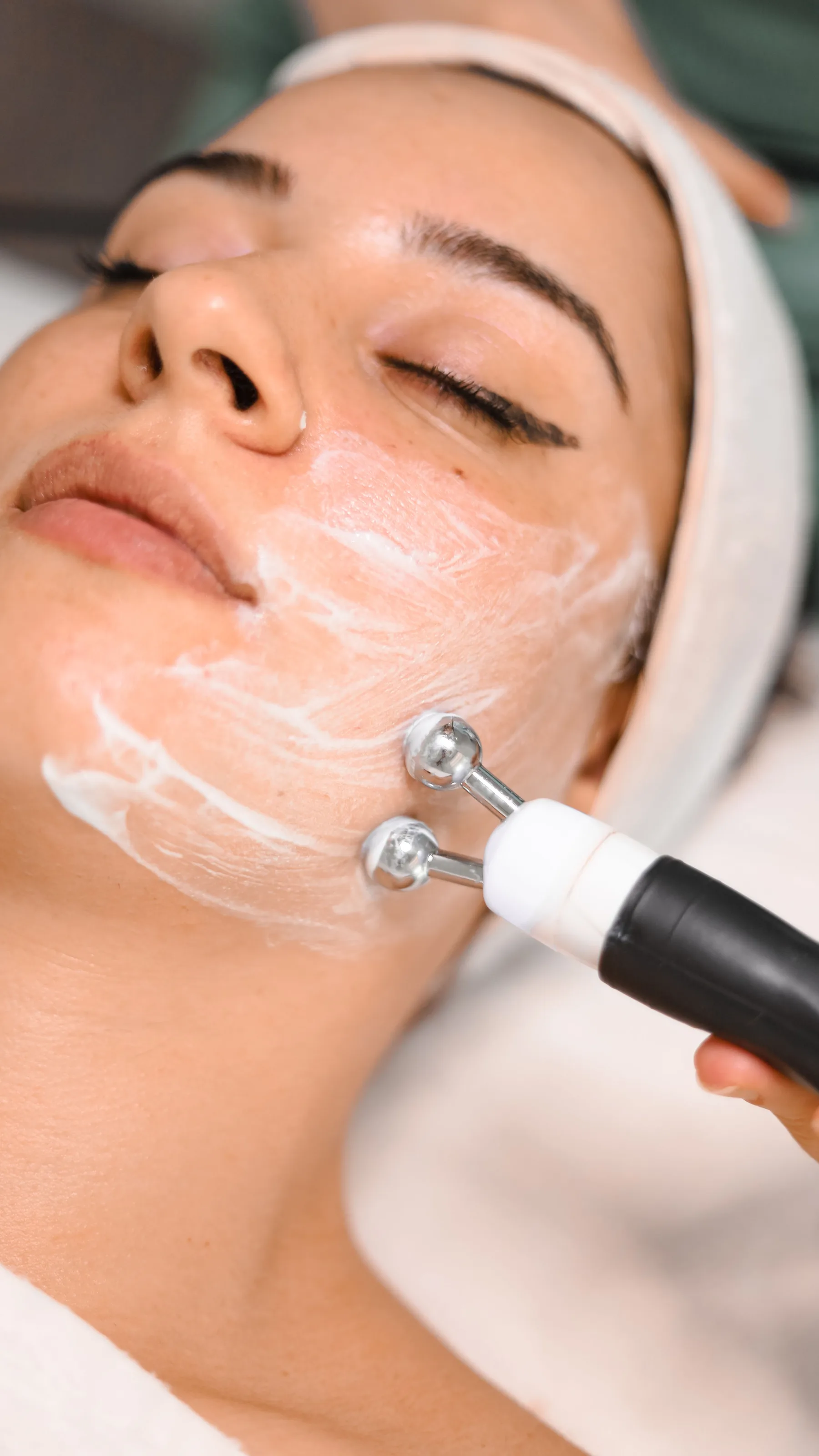 Tratamiento facial con equipo profesional