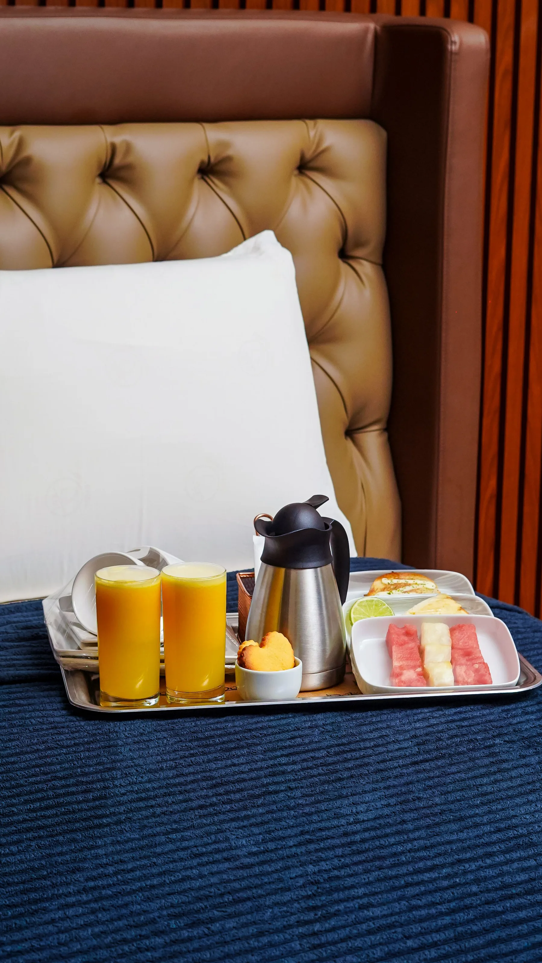 Desayuno servido en bandeja con jugos y café